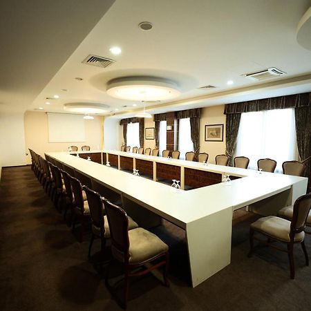 Amazona Hotel Pristina Esterno foto