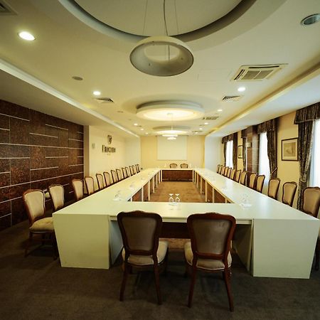 Amazona Hotel Pristina Esterno foto