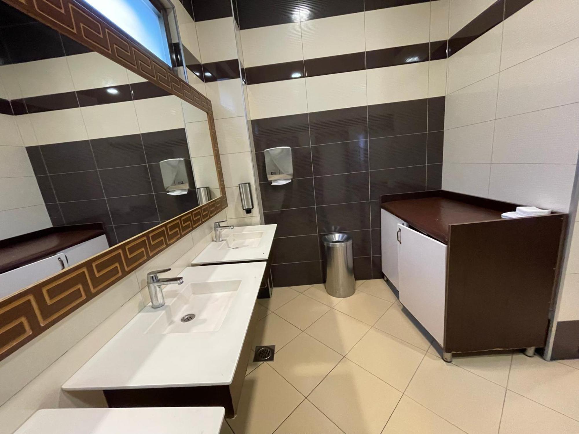 Amazona Hotel Pristina Esterno foto