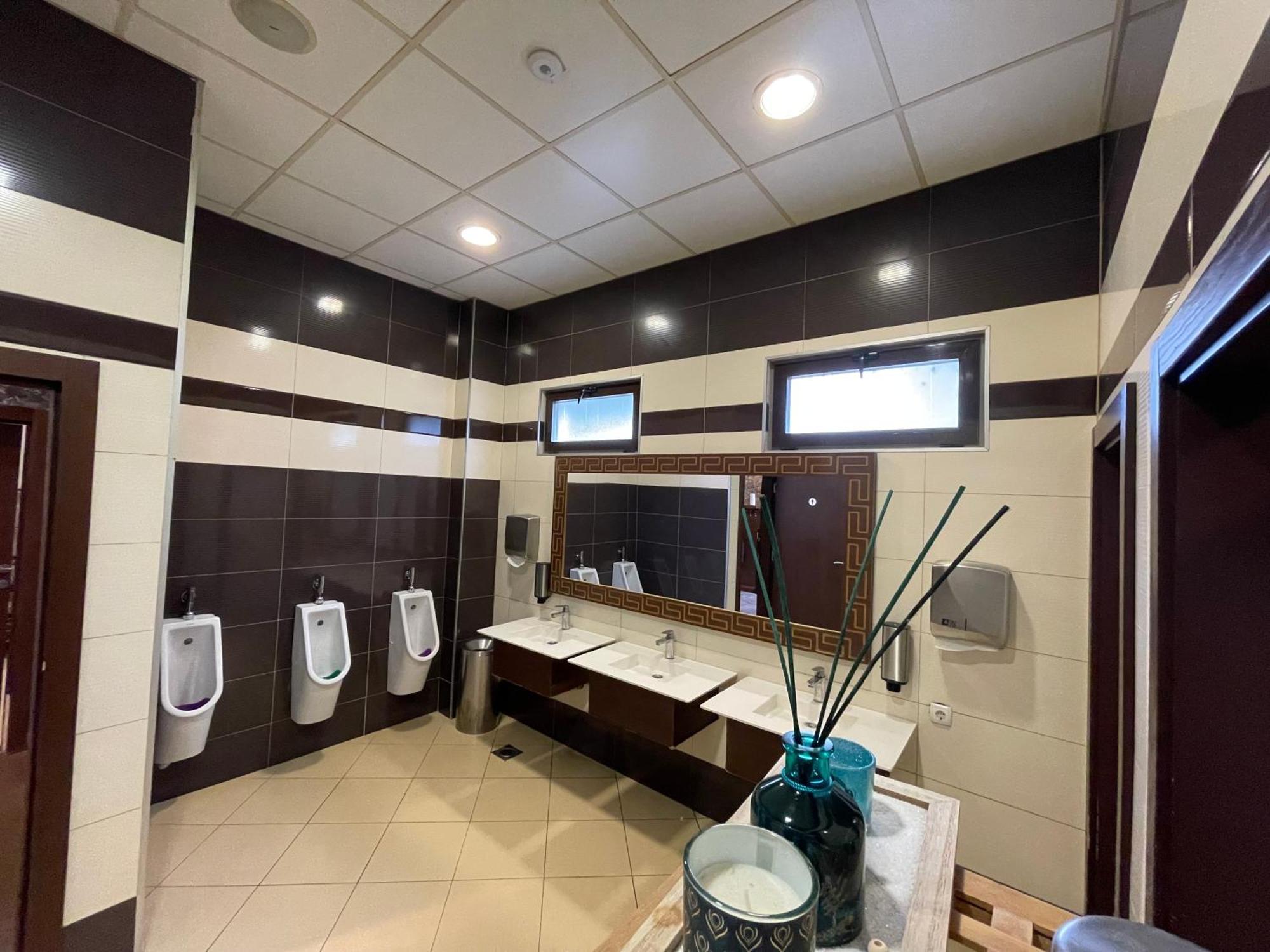 Amazona Hotel Pristina Esterno foto