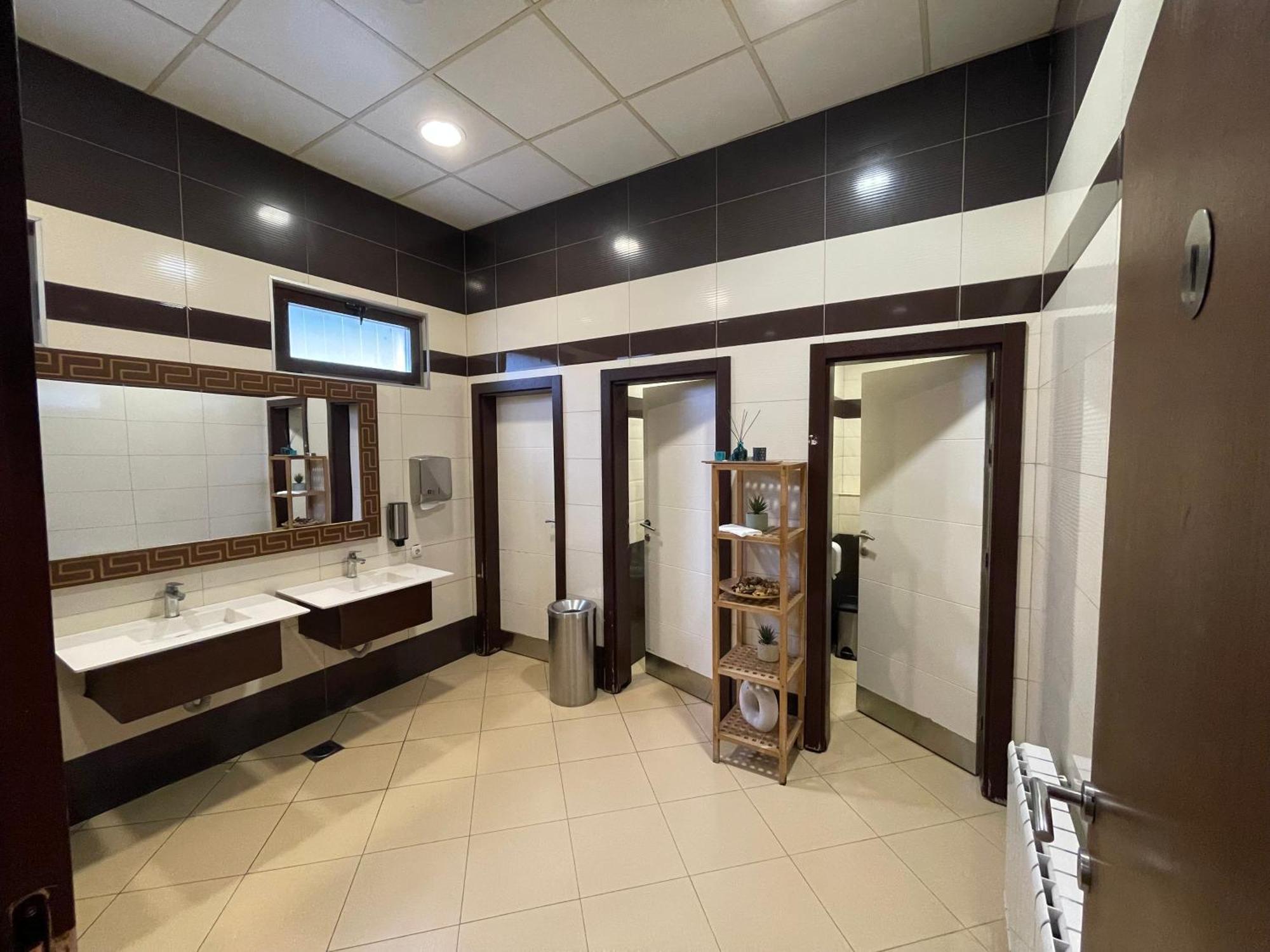 Amazona Hotel Pristina Esterno foto