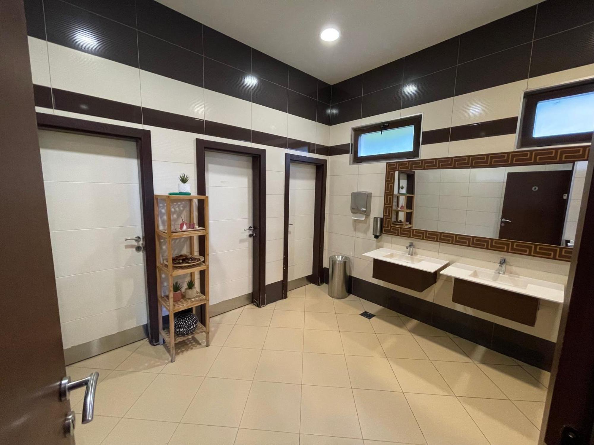 Amazona Hotel Pristina Esterno foto