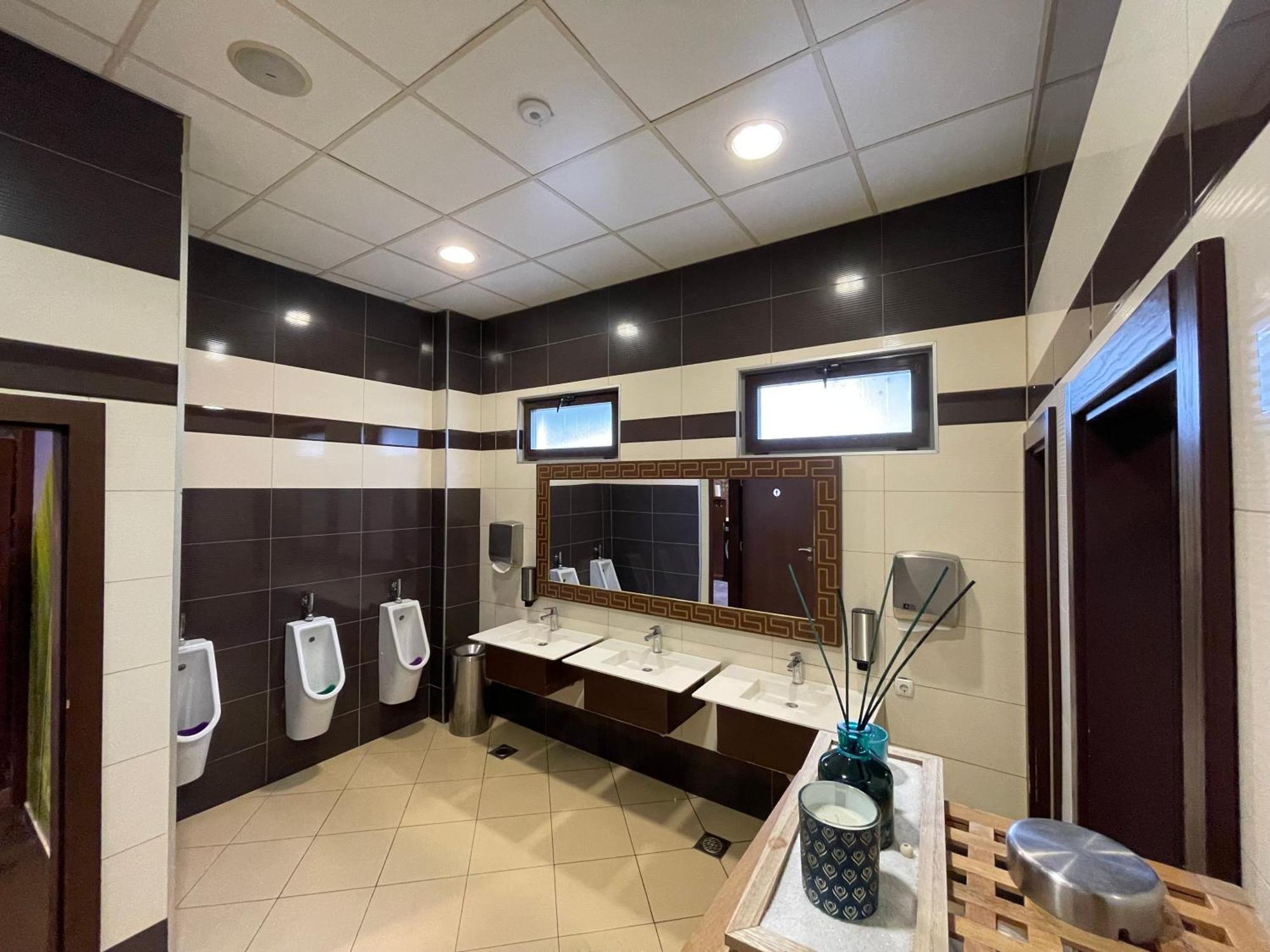 Amazona Hotel Pristina Esterno foto