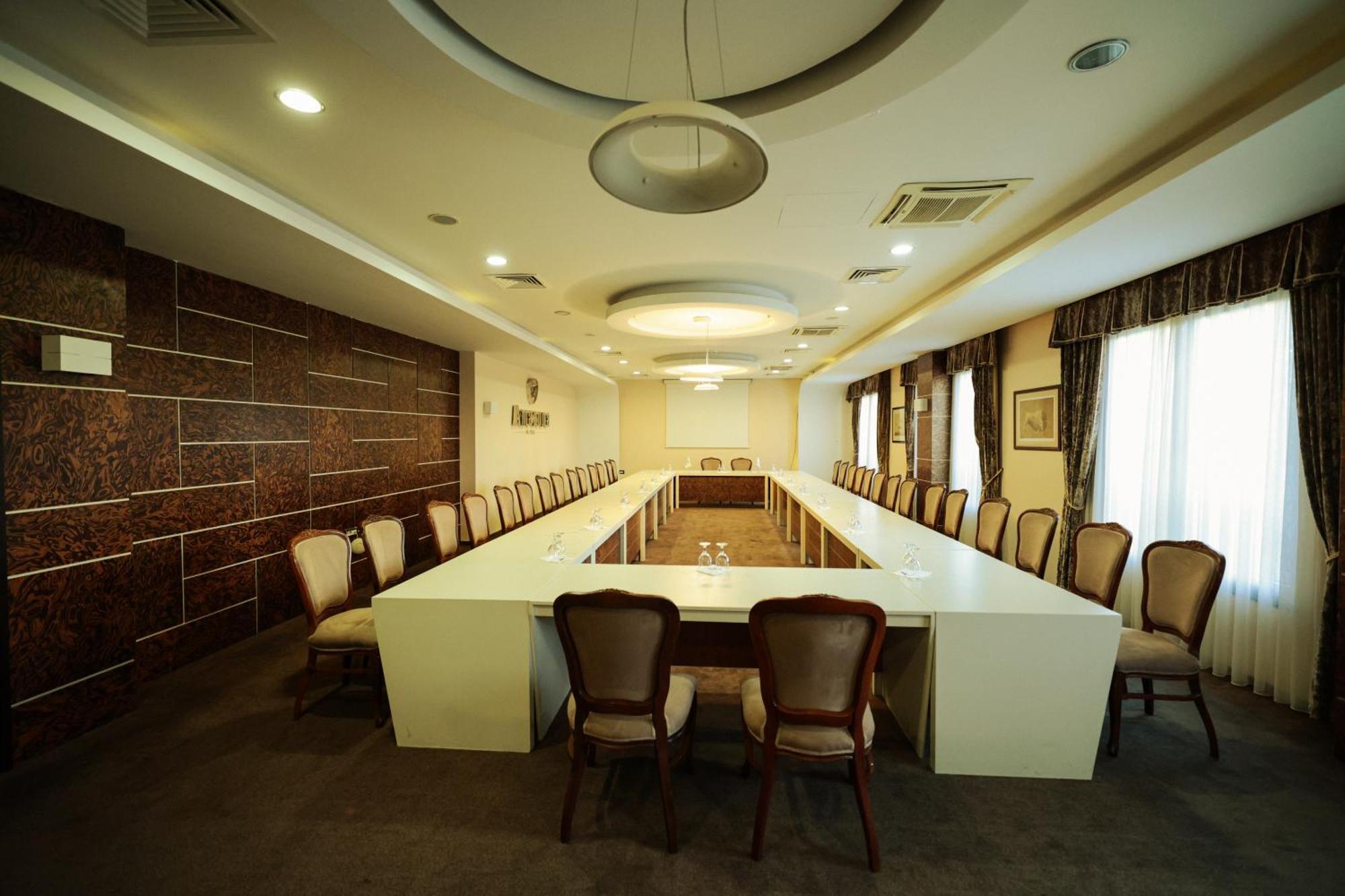 Amazona Hotel Pristina Esterno foto