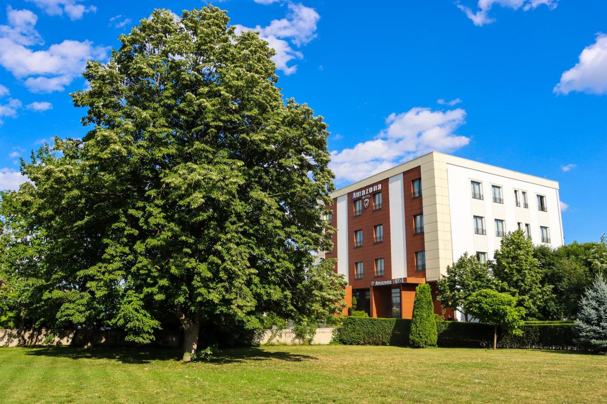 Amazona Hotel Pristina Esterno foto