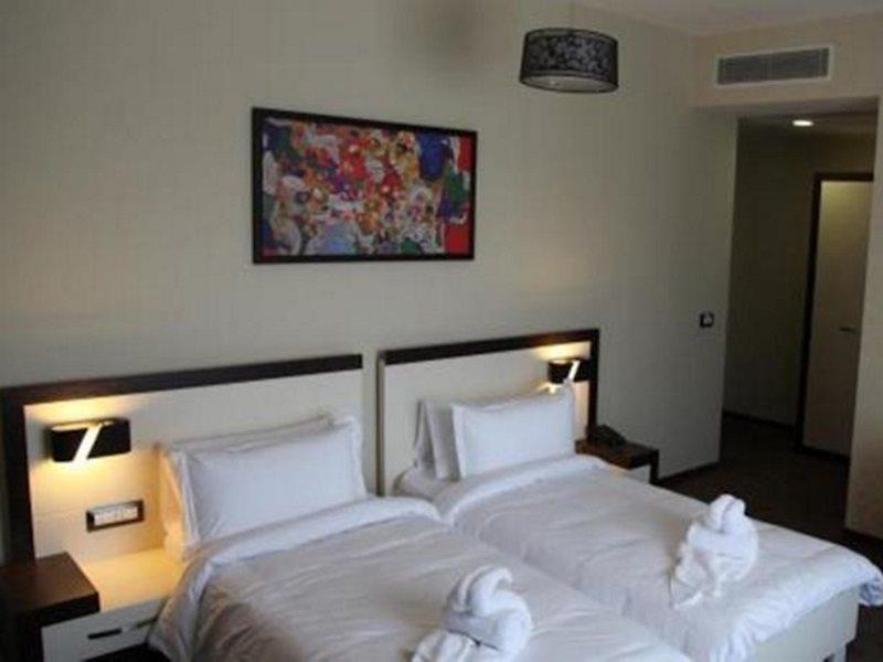 Amazona Hotel Pristina Esterno foto