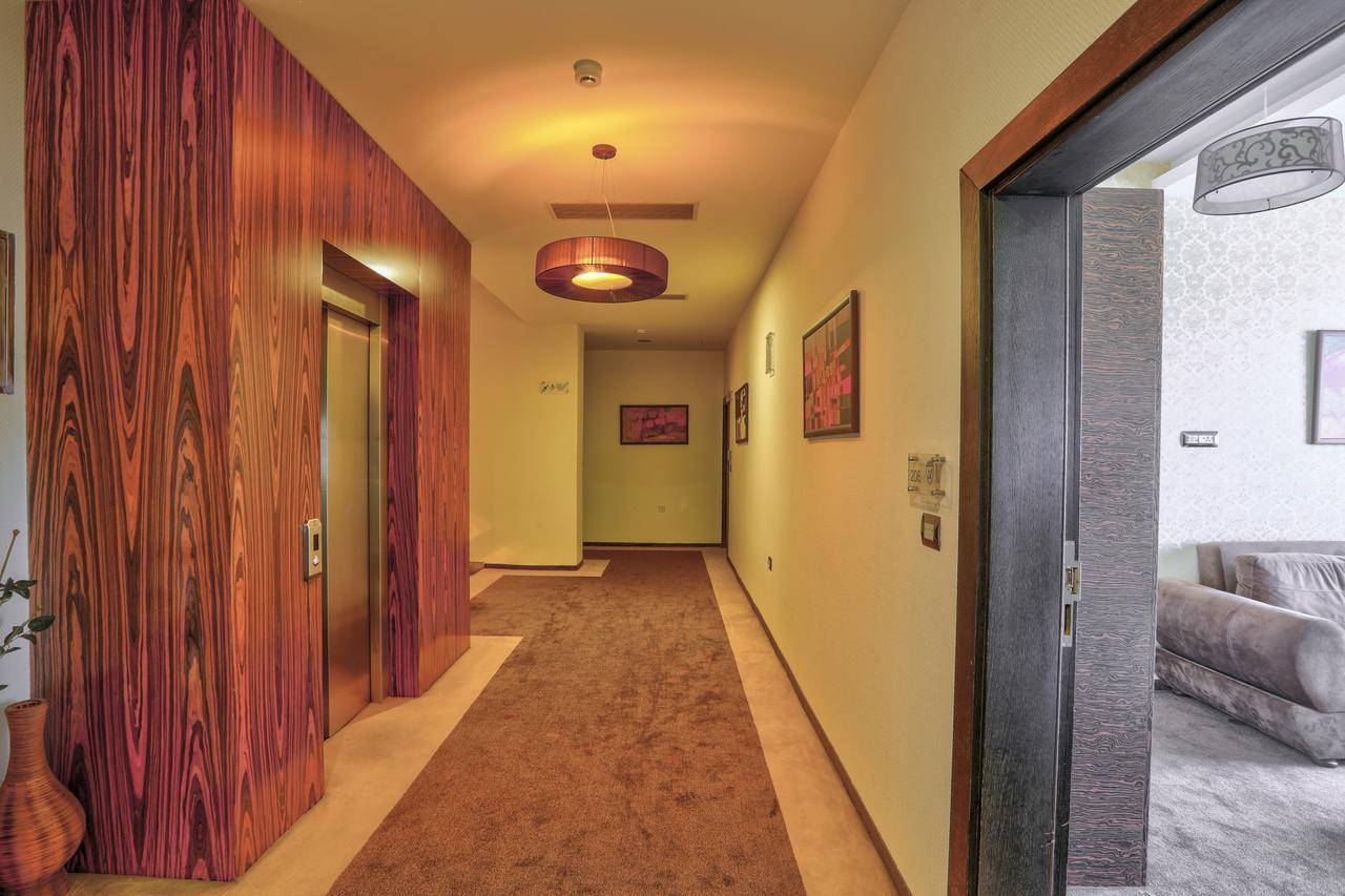 Amazona Hotel Pristina Esterno foto