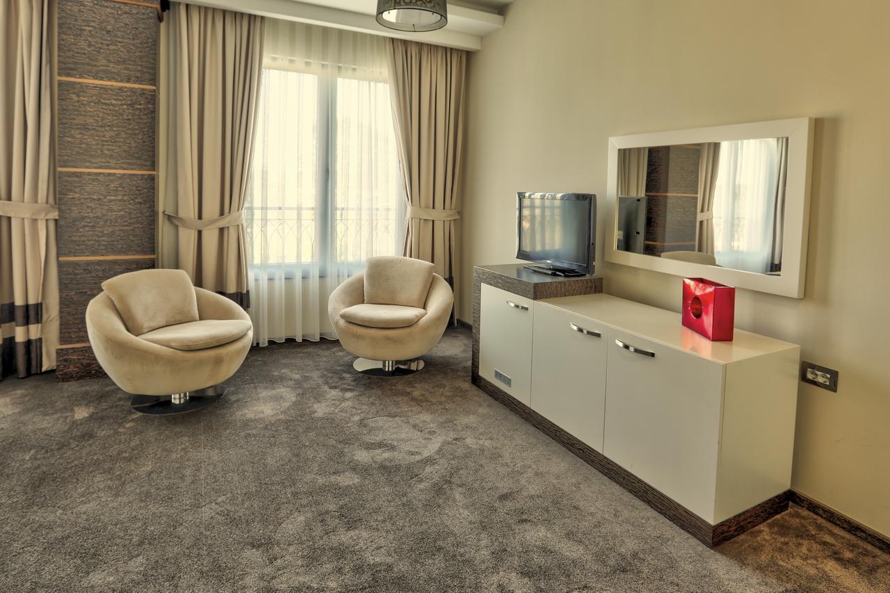 Amazona Hotel Pristina Esterno foto
