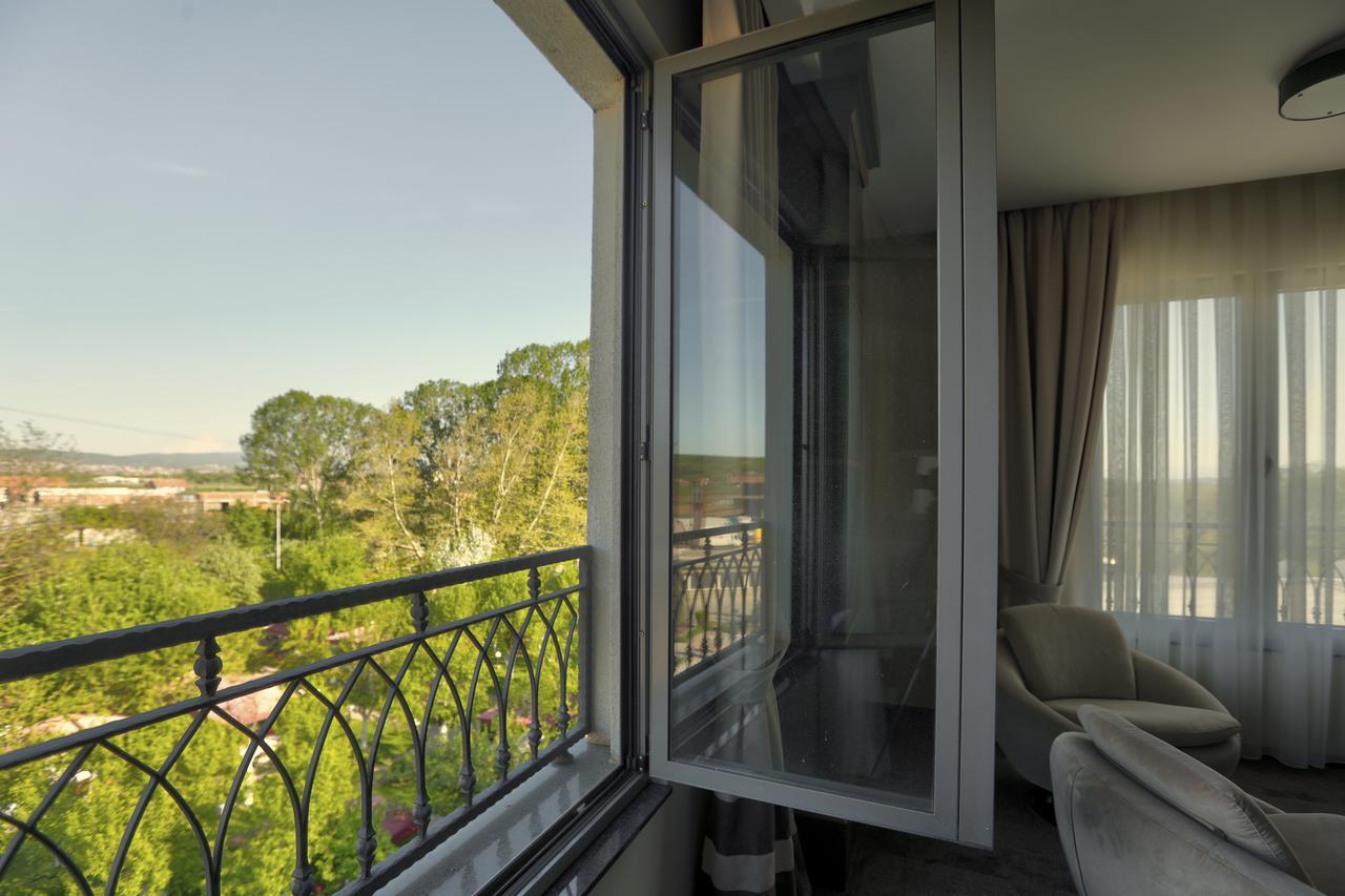 Amazona Hotel Pristina Esterno foto