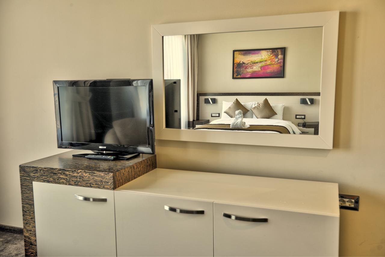 Amazona Hotel Pristina Esterno foto