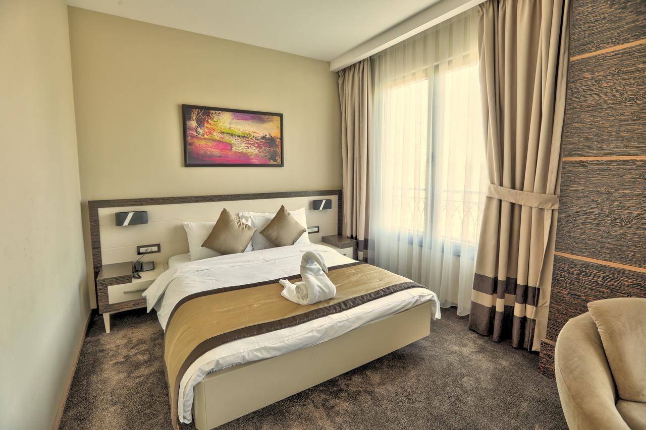 Amazona Hotel Pristina Esterno foto