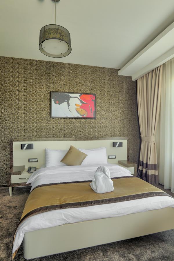 Amazona Hotel Pristina Esterno foto