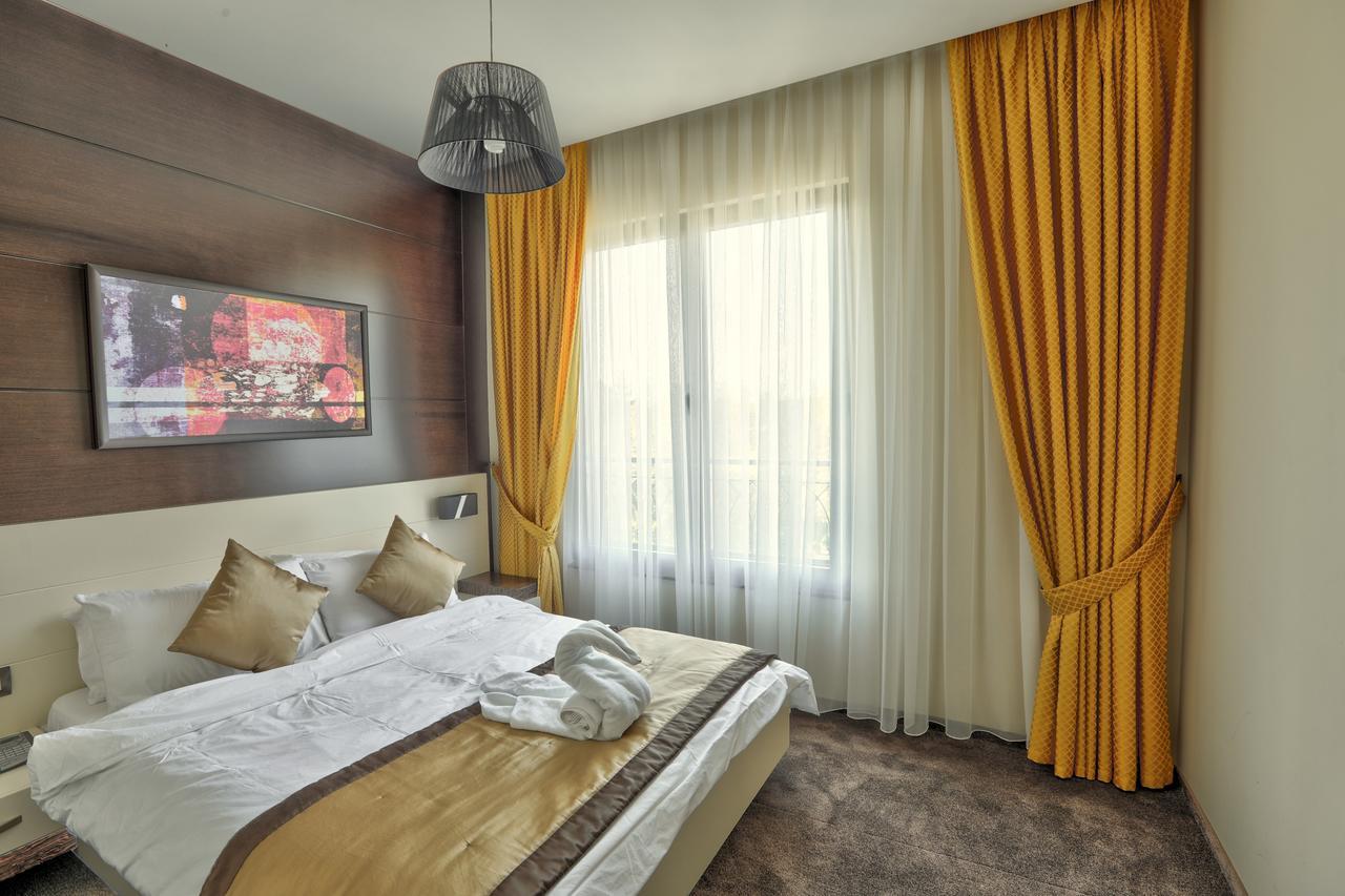Amazona Hotel Pristina Esterno foto