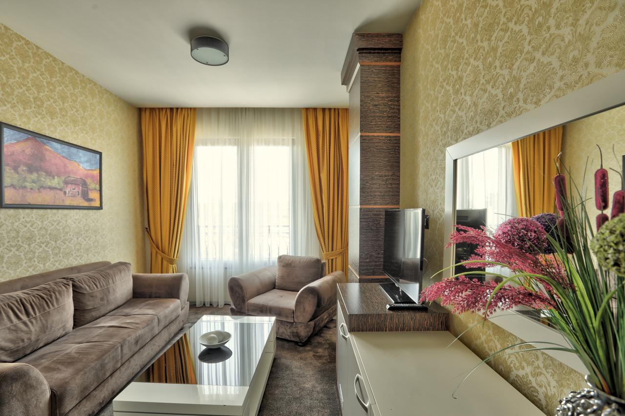 Amazona Hotel Pristina Esterno foto