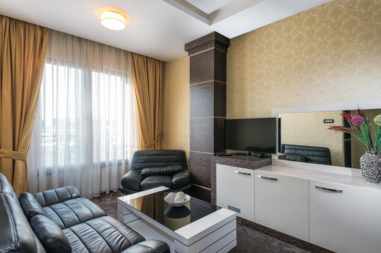 Amazona Hotel Pristina Esterno foto