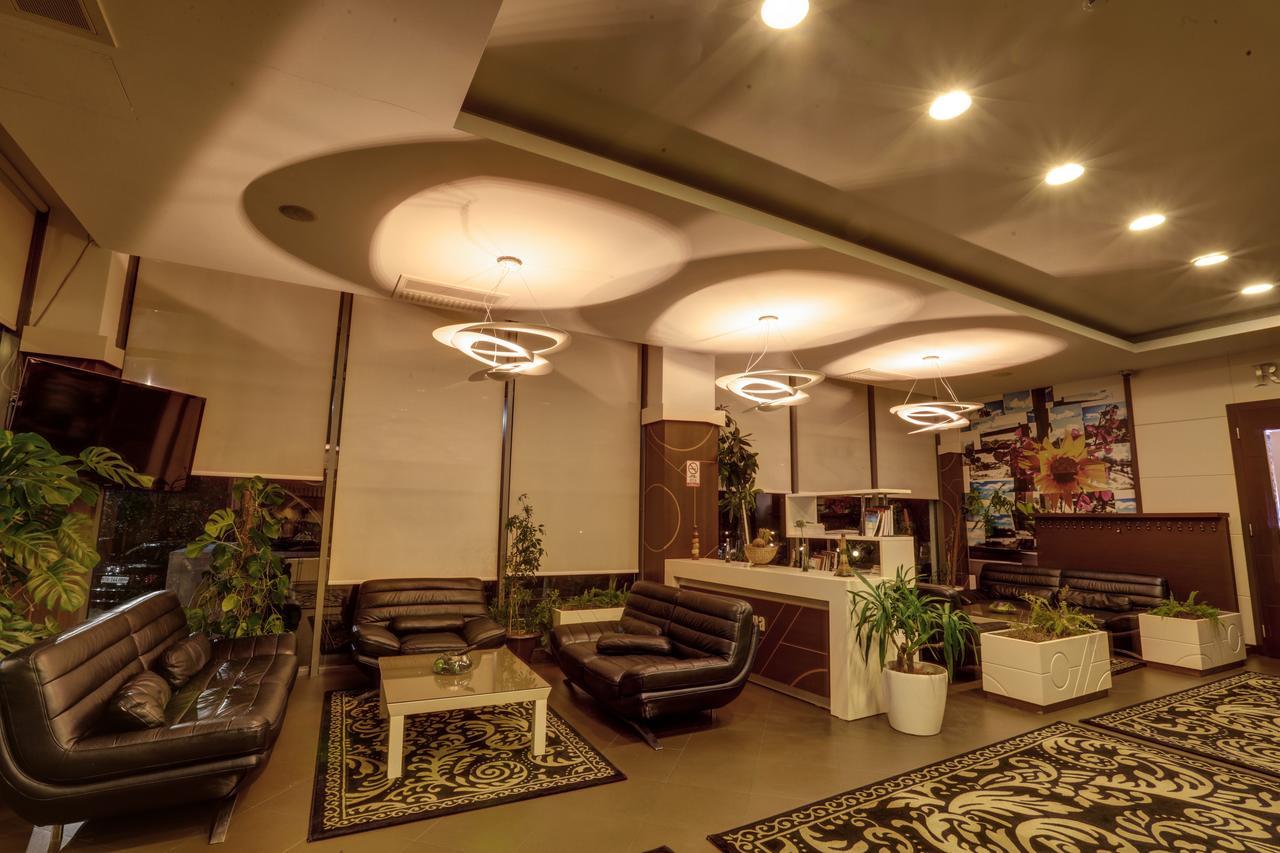 Amazona Hotel Pristina Esterno foto