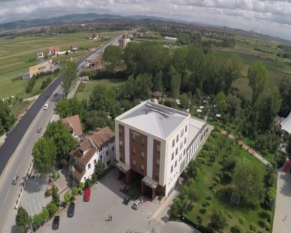 Amazona Hotel Pristina Esterno foto