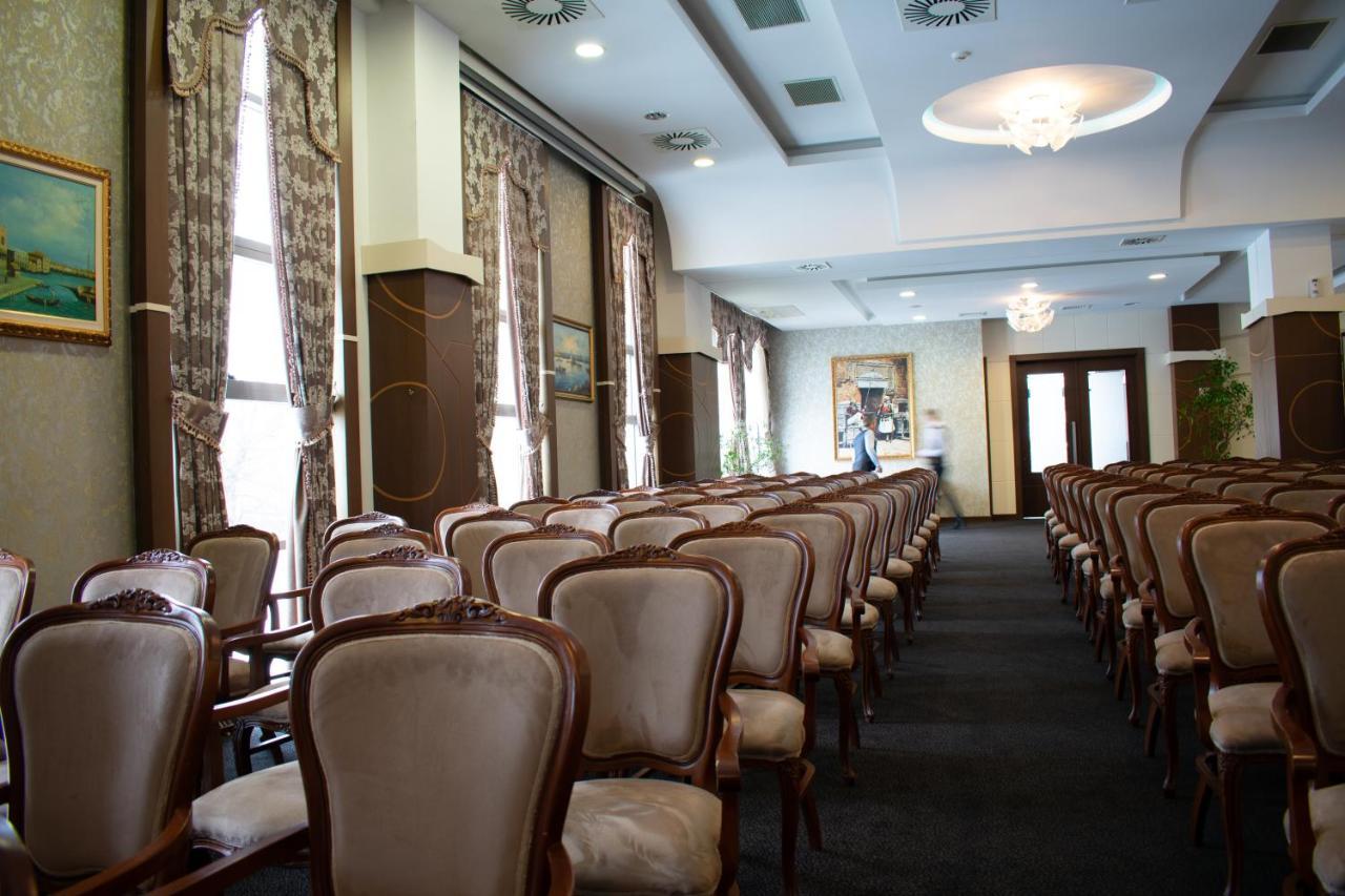 Amazona Hotel Pristina Esterno foto