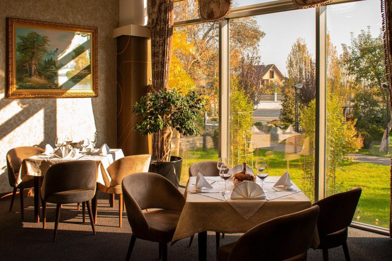 Amazona Hotel Pristina Esterno foto